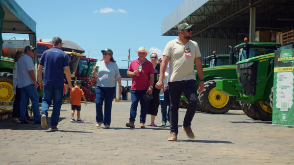 Fluxo de visitantes no Super Dia, em Luís Eduardo Magalhães